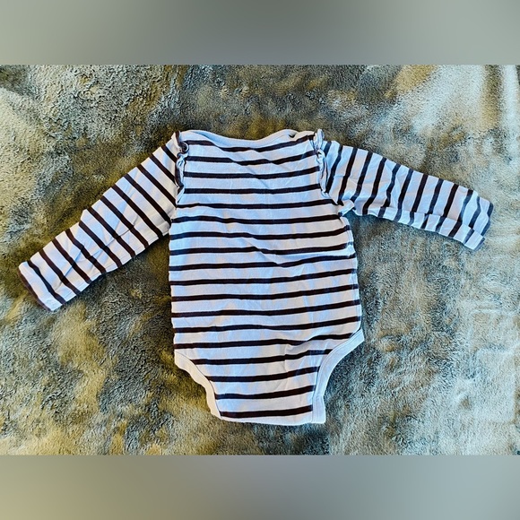 Bundle of 4 long sleeve onesies by baby GAP size 18-24M, one has stains - Picture 13 of 13